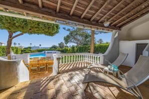 Outdoor dining - Villa Casa Marco by Villa Plus (Praia do Carvoeiro)