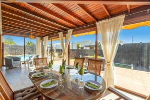 Outdoor dining - Villa Alhambra by Villa Plus (Montaña Roja)
