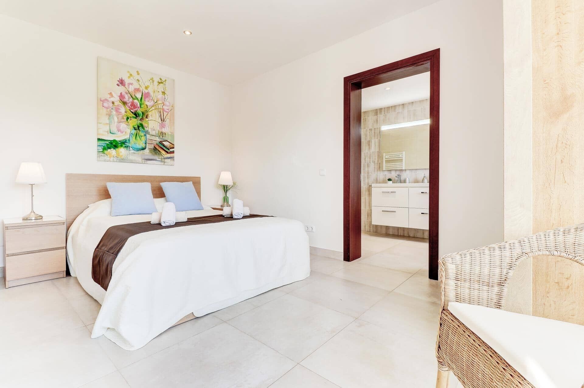 4 bedrooms, iron/ironing board, free WiFi, bed sheets