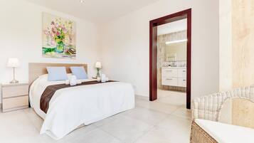4 bedrooms, iron/ironing board, free WiFi, bed sheets