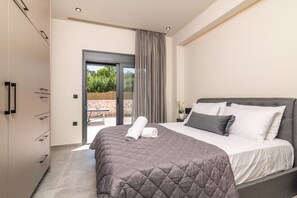 4 bedrooms, iron/ironing board, free WiFi, bed sheets