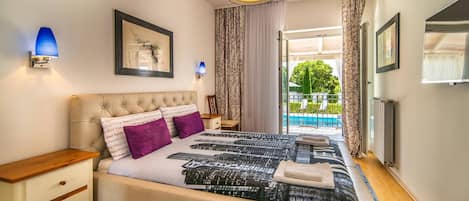4 bedrooms, iron/ironing board, WiFi (free), bed sheets
