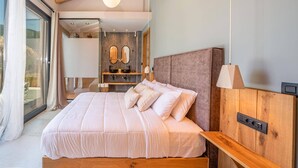 Un dormitorio moderno con una cama grande, cabecera de madera y estante empotrado.