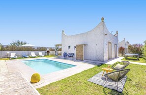 A pool with lounge chairs, a barbecue, and a small building with a unique architectural design. - Villa Arancio by Villa Plus (Santa Maria del Focallo)