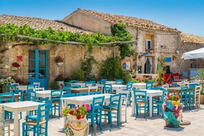 Outdoor dining - Villa Gialla by Villa Plus (Santa Maria del Focallo)