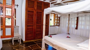 4 bedrooms, desk, blackout drapes, iron/ironing board - Villa Jua Suite (Watamu)