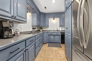 Fridge, microwave, oven, stovetop - The Traveler - Walkable to DT Bentonville (Bentonville)