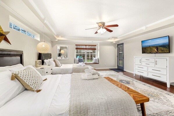 3 bedrooms, iron/ironing board, travel cot, WiFi - The Traveler - Walkable to DT Bentonville (Bentonville)