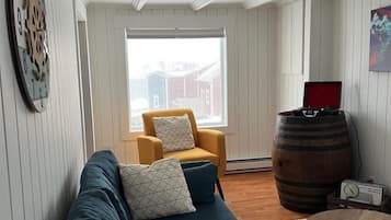 Tv, eldstad och kontor