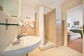 Shower, hair dryer, bidet, towels - Holiday in the countryside 40 min from Argentario sea (Montorgiali)
