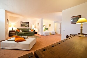 3 bedrooms, iron/ironing board, WiFi, bed sheets - Holiday in the countryside 40 min from Argentario sea (Montorgiali)