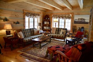 TV, fireplace, DVD player, books - Stunning Algonquin Highlands Log Cottage - South Exposure (Dorset)