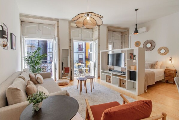Un salon moderne avec un canapé, une table basse et un meuble pour la télévision.