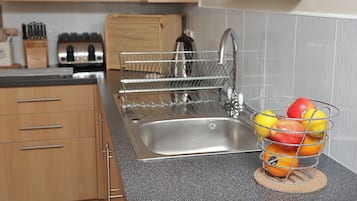 Een microgolfoven, een oven, een kookplaat, een vaatwasser