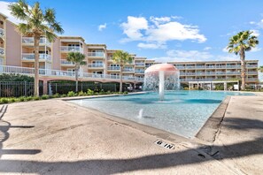 Utendørsbasseng og et oppvarmet basseng