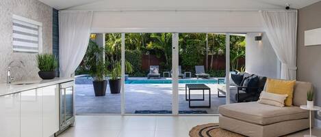 Fernseher, Stereoanlage, Arbeitsbereiche