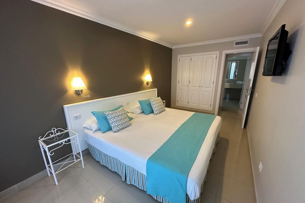 2 bedrooms, down duvets, in-room safe, iron/ironing board