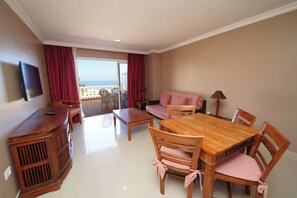 Familie bungalow | Woonruimte | Een 42-inch flatscreentelevisie met satellietzenders en televisie