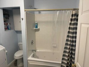 Shower, jetted tub, hair dryer, towels - Cottage @ The Park (Cosby)