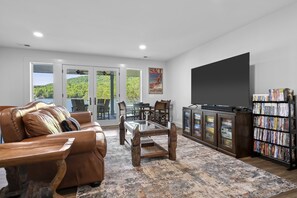Smart TV, chimenea, videojuegos y reproductor de DVD 