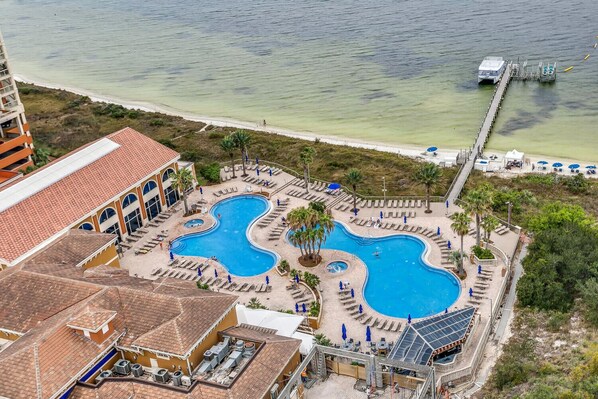 Alberca techada y alberca climatizada