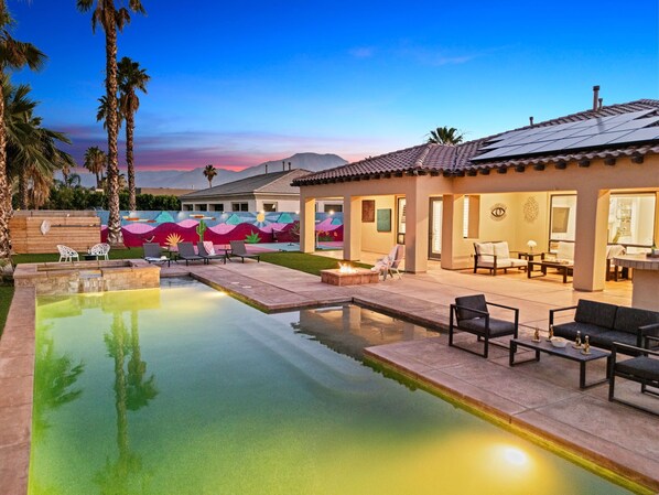 Outdoor pool, pool umbrellas, sun loungers - Luxurious Villa Living in Indio w/ Pool/Spa (Indio)