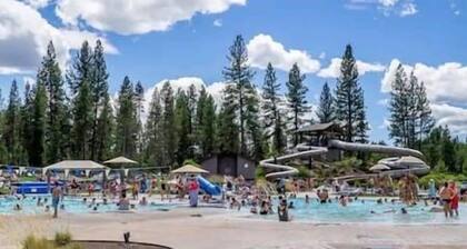 Carefree Cabin · Family/Pets/AC/Hot tub/Fireplace/SHARC/Village