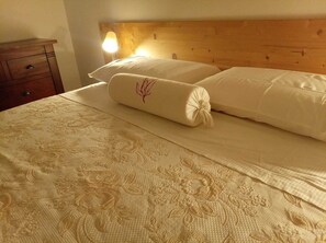 3 habitaciones, cuna de viaje y ropa de cama