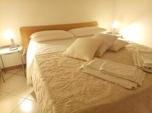 3 bedrooms, travel crib, bed sheets