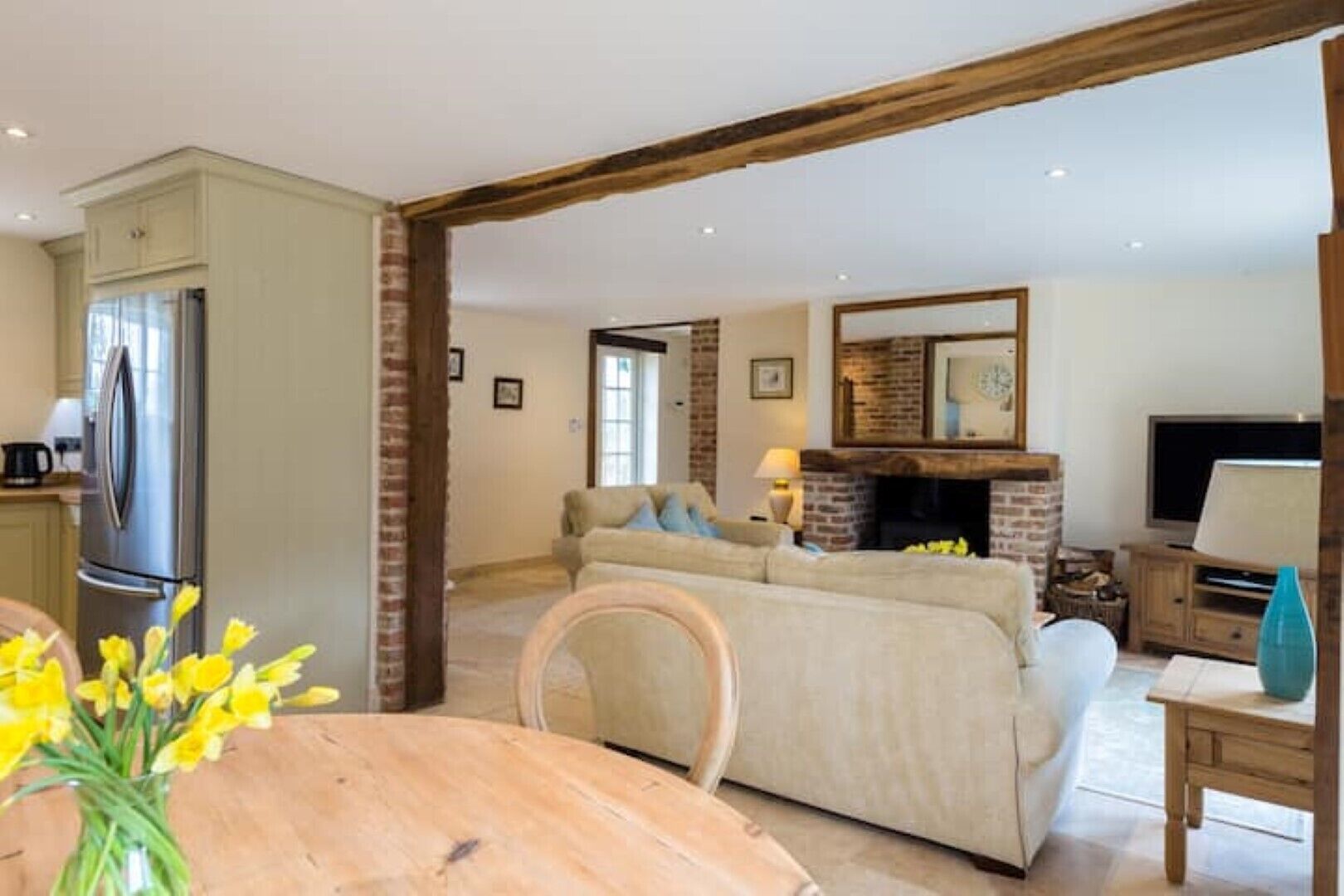 Smart TV, fireplace