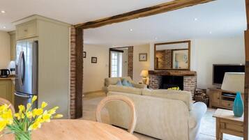 Smart TV, fireplace