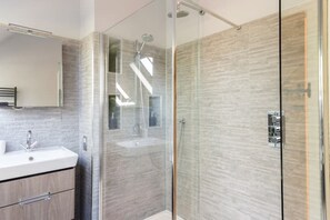 Douche, séchoir à cheveux, serviettes fournies, savon