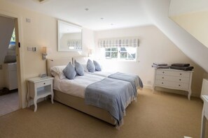 2 bedrooms, desk, iron/ironing board, travel cot - Secluded,  warm & cosy cottage - rural but  10 mins easy walk of shop/pubs. (Andover)