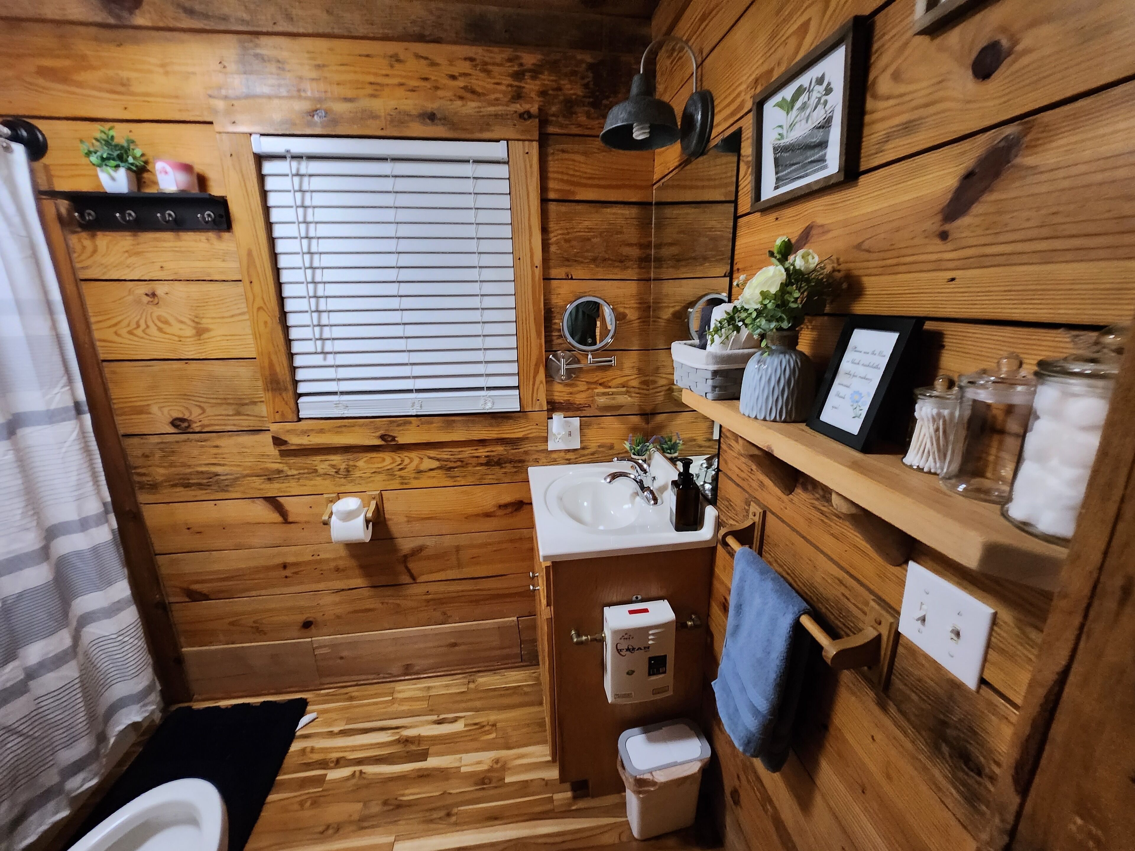 Sèche-cheveux, serviettes fournies, savon, shampoing