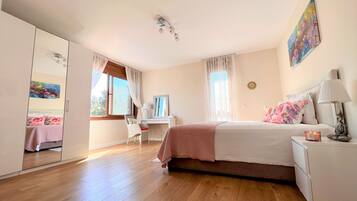 3 slaapkamers, een strijkplank/strijkijzer, gratis wifi, beddengoed