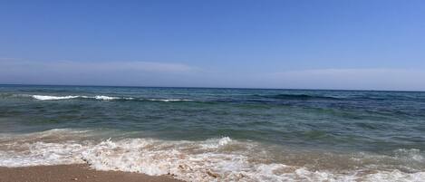 Vlak bij het strand, ligstoelen, strandlakens