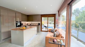 تلفزيون، مدفأة، مكتبة فيديو