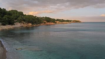 Vlak bij het strand, ligstoelen aan het strand, strandlakens