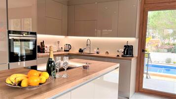 Réfrigérateur, micro-ondes, plaque de cuisson, lave-vaisselle