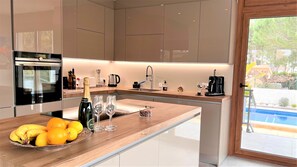 ثلاجة، ميكروويف، موقد طهي مسطح، غسالة أطباق