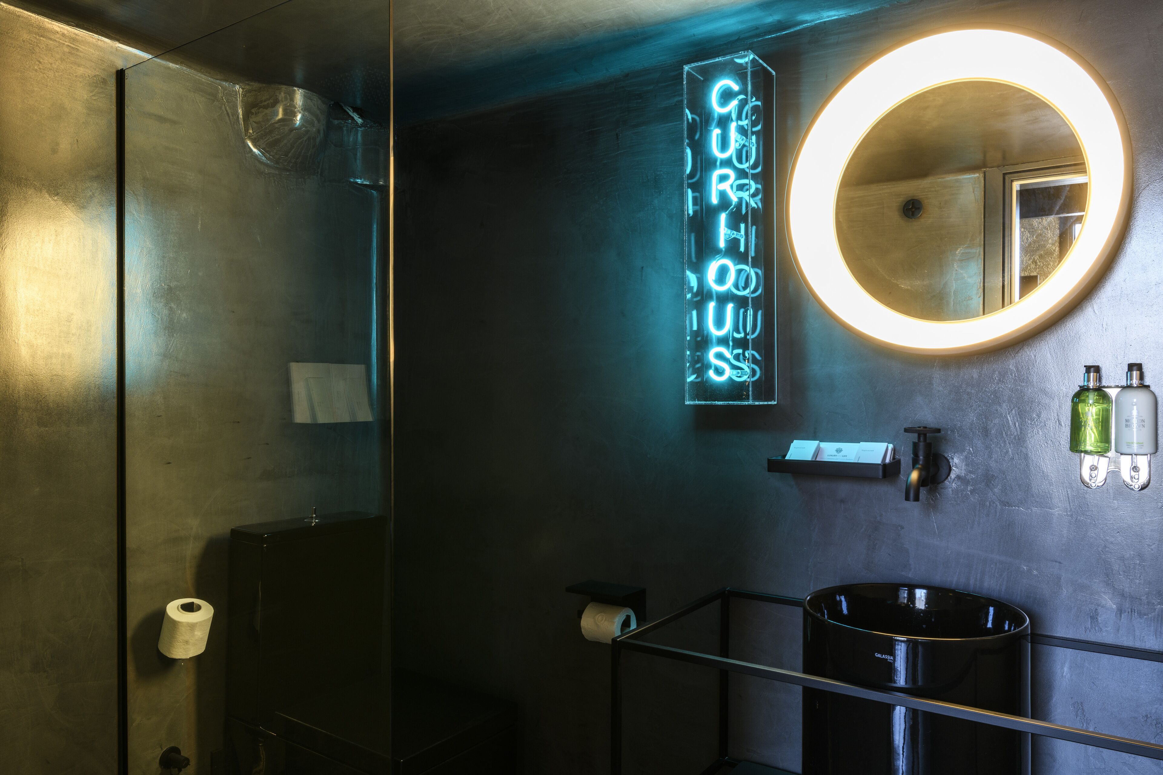 Een douche, een regendouche, designer toiletartikelen, een haardroger