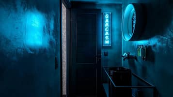 Deluxe Triple Room | Badrum | Dusch, regndusch, lyxtoalettartiklar och hårtork