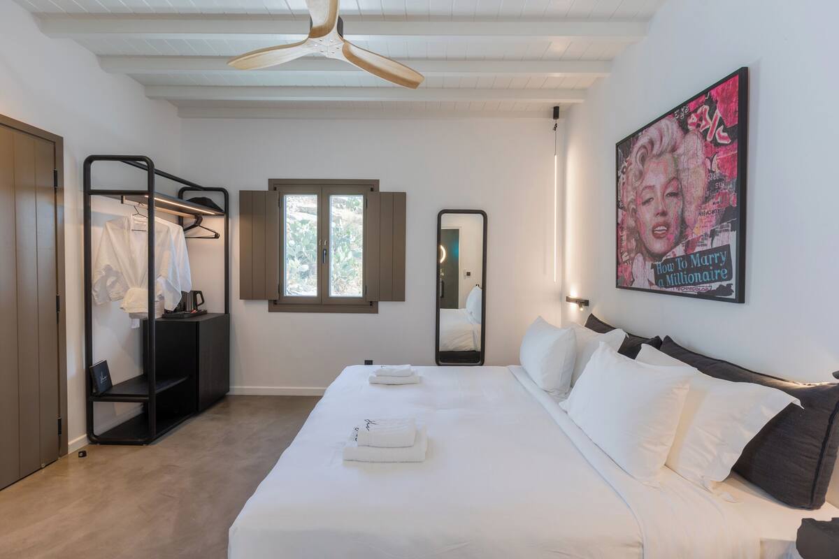 Habitación de lujo | Baño | Regadera, regadera tipo lluvia, amenidades de baño de diseñador