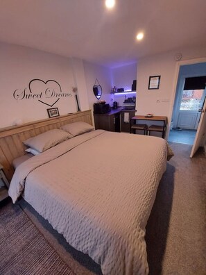 Room - Hadrians Wall Studio Self contained 2 single/SKing (CARLISLE)