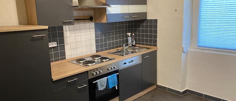 Frigorifero, microonde, forno, piano cottura