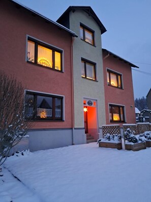 المنشأة من الخارج