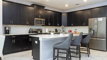 KylskÄp, mikrovÄgsugn, ugn och spishÀll