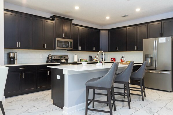 Kühlschrank, Mikrowelle, Ofen, Herdplatte