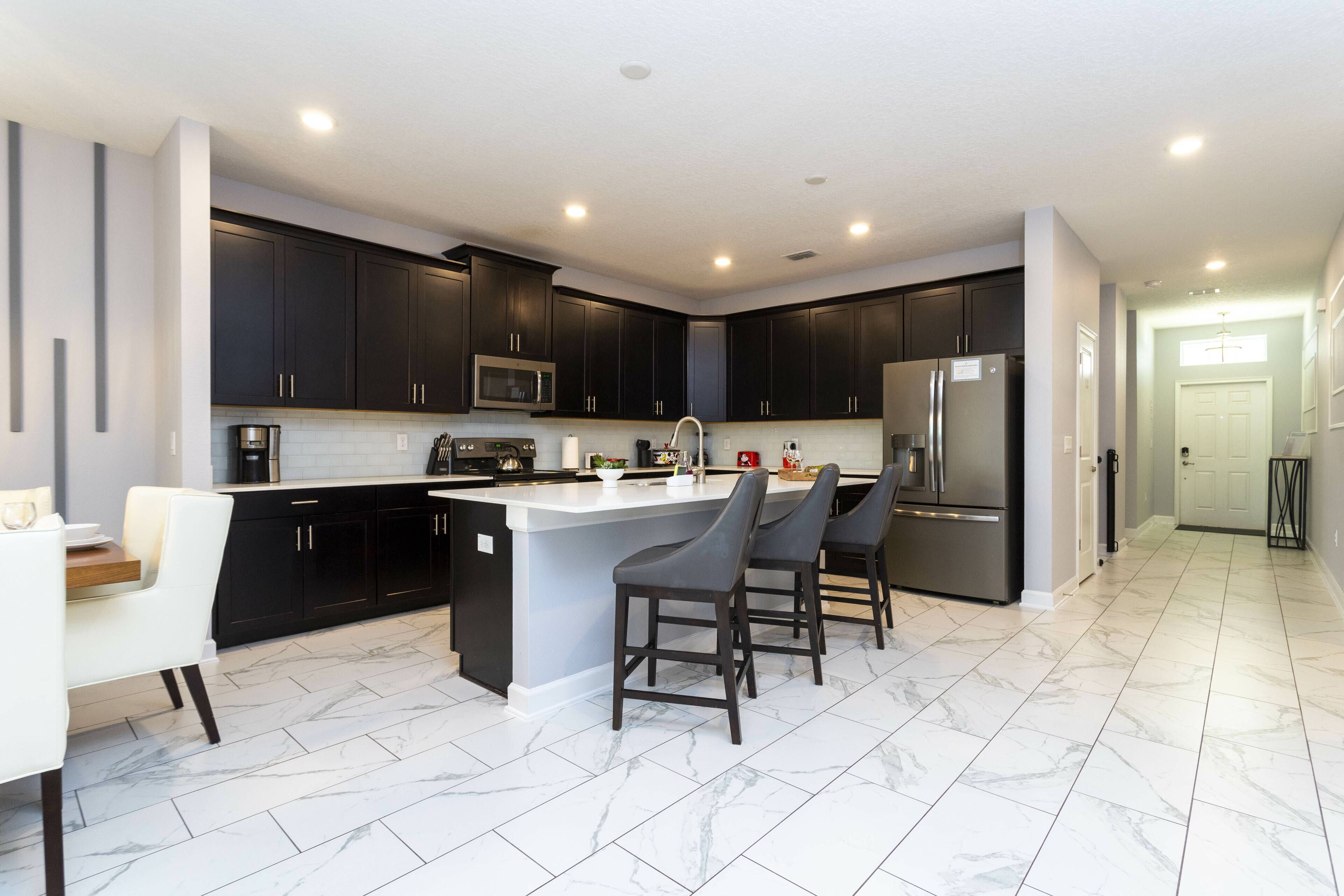 Kylskåp, mikrovågsugn, ugn och spishäll