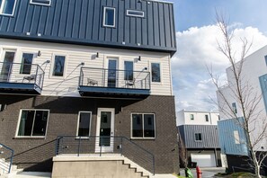 Exterior detail - G6) New Luxury Home- M2DT- Hot Tub! (Nashville)